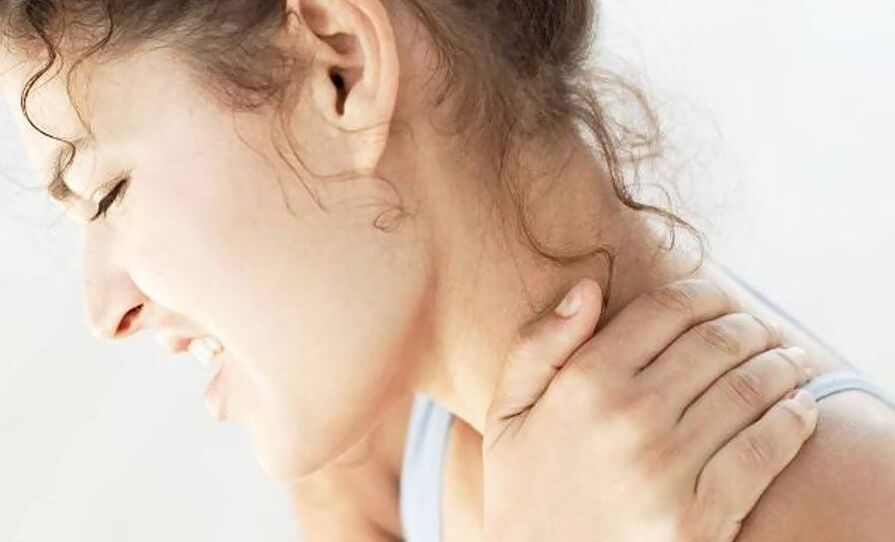 Osteochondrozie szyjnej towarzyszy ból lub ostry ból szyi